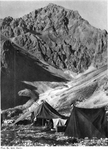 Ekspedisyonun ilk kampı Kayacık vadisinin ortasında dağın güney yüzüne nazır. Fotoğraf Schweizer Alpen-Club SAC yayın organı “Die Alpen”in müsaadesi ile yayınlanmıştır.
