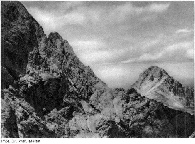 Ön planda Demirkazık kuzeydoğu sırtı arkada ise küçük Demirkazık. Fotoğraf Schweizer Alpen-Club SAC yayın organı “Die Alpen”in müsaadesi ile yayınlanmıştır.