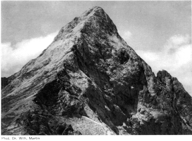 Demirkazık zirve külahının ilk fotoğrafı! 85 yıl önce George Künne Wilhelm & Marianne Martin ve Veli Çavuş buraya fotoğraf makinası çıkartmışlar. Fotoğraf Schweizer Alpen-Club SAC yayın organı “Die Alpen”in müsaadesi ile yayınlanmıştır.