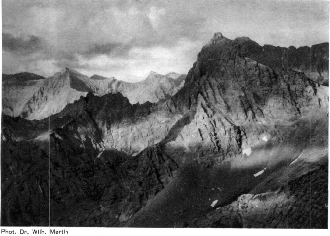 ve yine Kaldı bu sefer Batıdan. Fotoğraf Schweizer Alpen-Club SAC yayın organı “Die Alpen”in müsaadesi ile yayınlanmıştır.