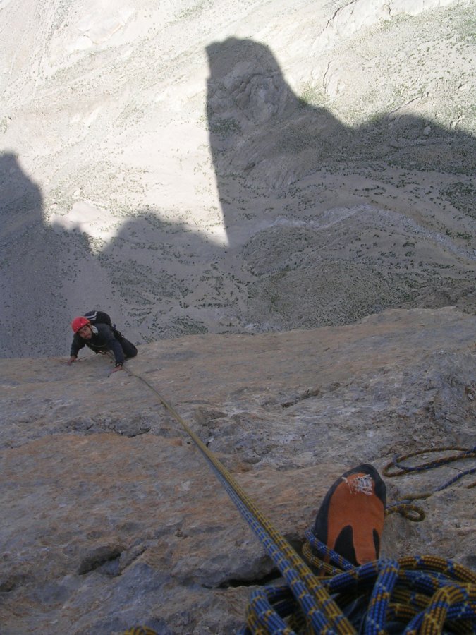 Erkin 8. ip boyunda arkada Parmakkaya'nın devasa gölgesi ile tırmanırken