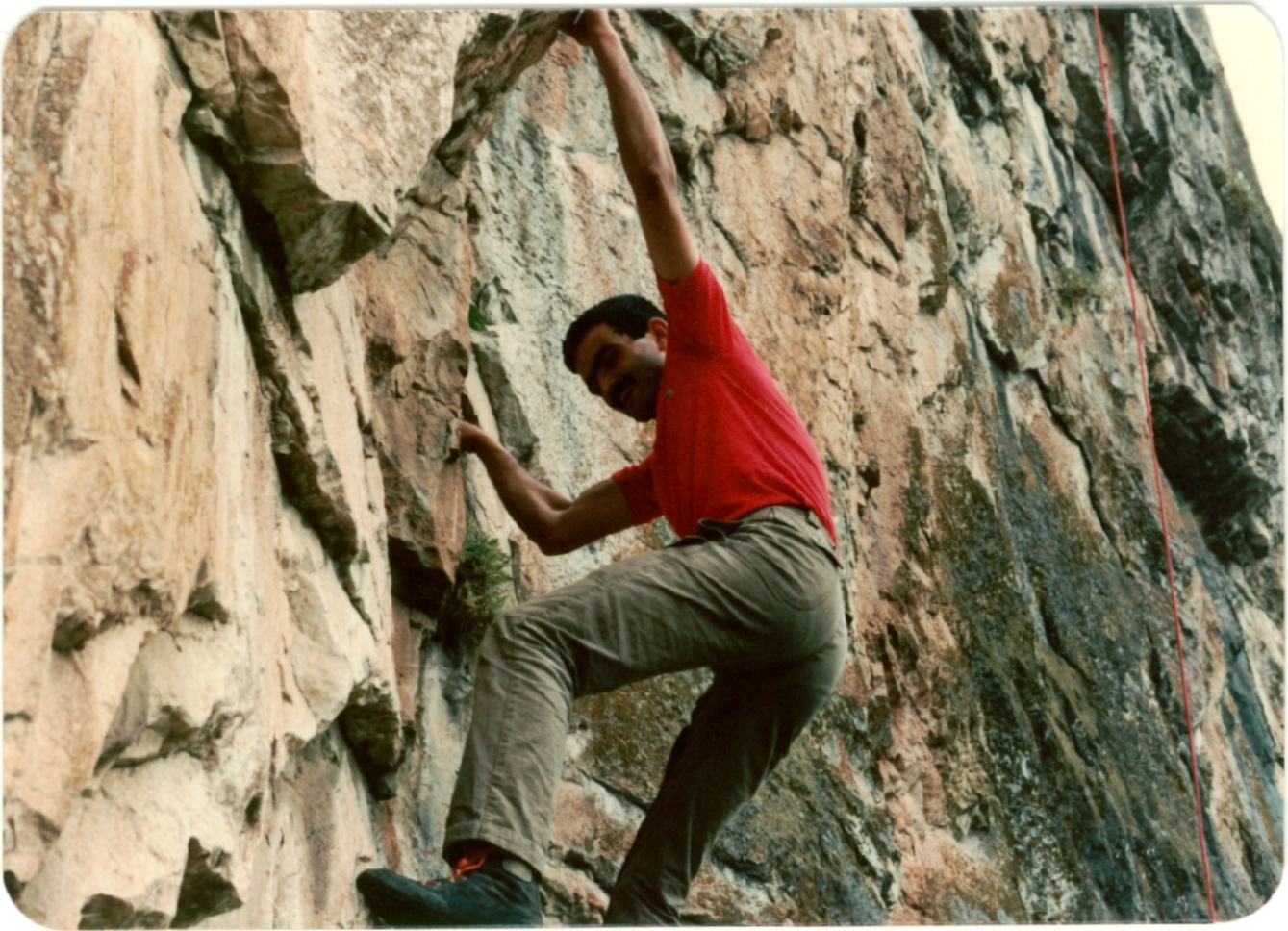 İlk Kan üzerinde ilk tırmanış denemeleri yapanlardan ve rota üzerinde ciddi bir kazayı ucuz atlatan Mehmet Yüregilli. Kanyonun sağ kandındaki kaya bandında kısa kaya tırmanışı yaparken.