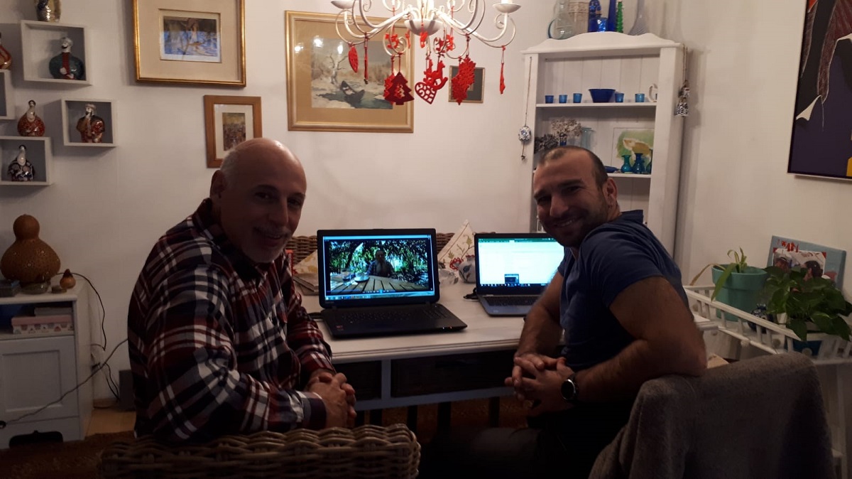 2020 Agustos'unda Burak Ozdogan Bodrum'da ziyaret ettigi Omer Tuzel'in evinde Yalcin Koc Anlatiyor filmi uzerinde calışıyorlar.