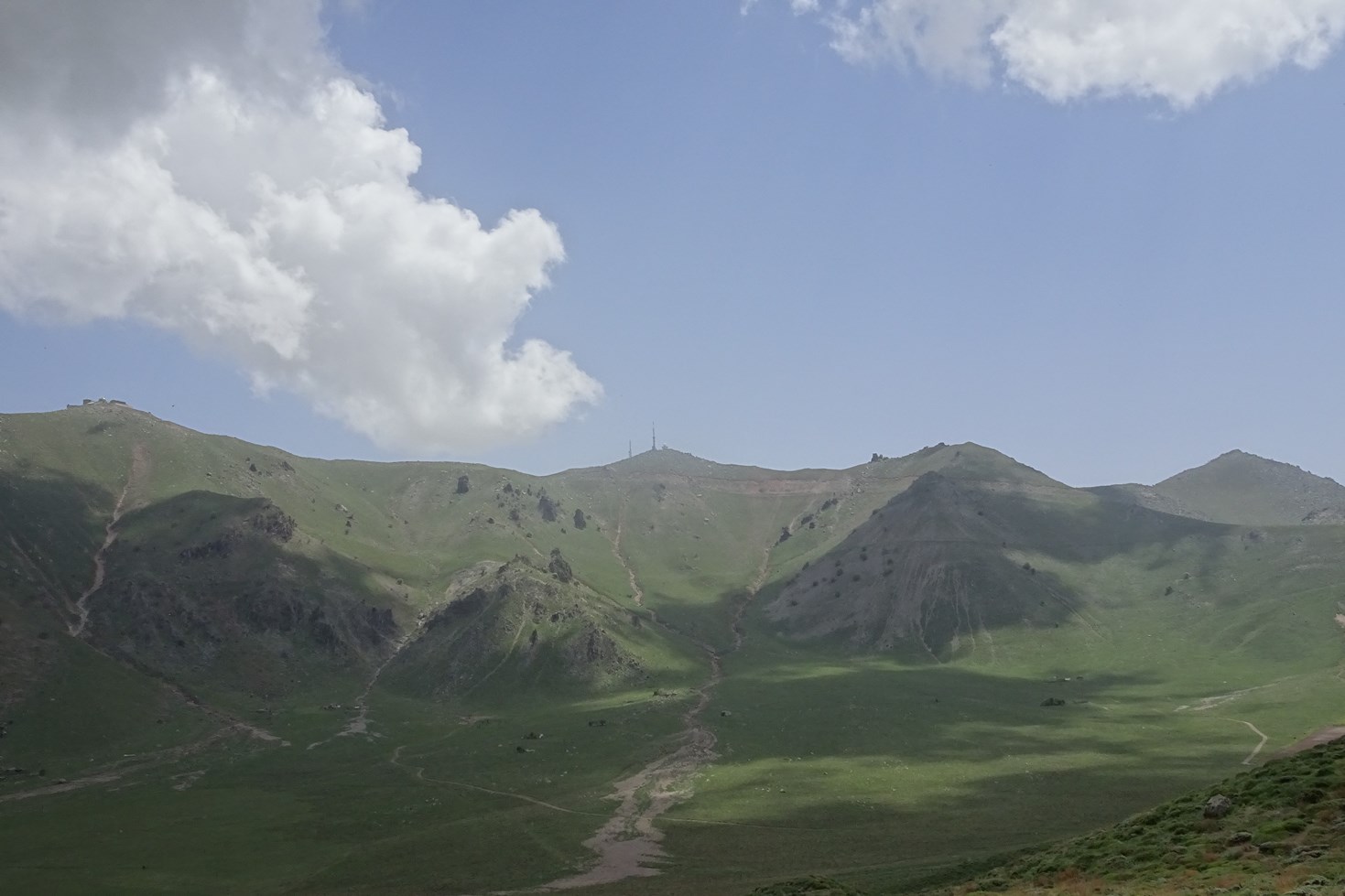 Ön planda Uluçukur ve arka planda Karadağ’ın üç zirvesi
