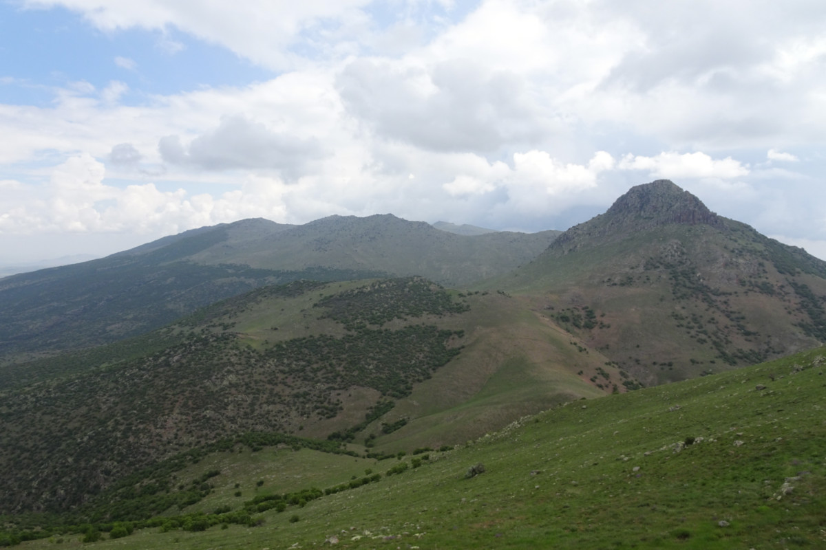 Güney yükseltiden Sey Kalesi’nin yer aldığı sivri aradaki bel ve Karacadağ’ın kuzey zirveleri.