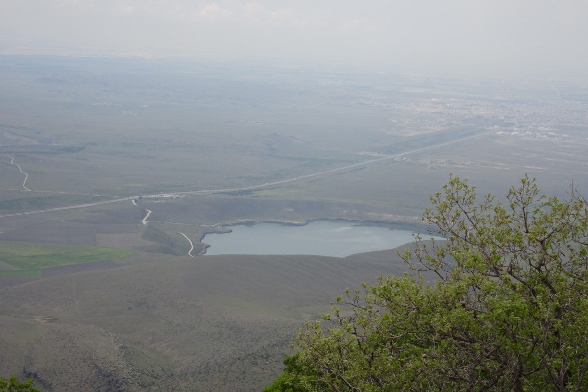 Güney yükseltinin üzerinden Acıgöl maarına bakış. İleride Karapınar.   