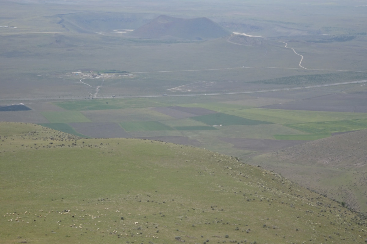 Güney yükseltinin üzerinden Meke maarına ve Karapınar-Ereğli karayoluna bakış.