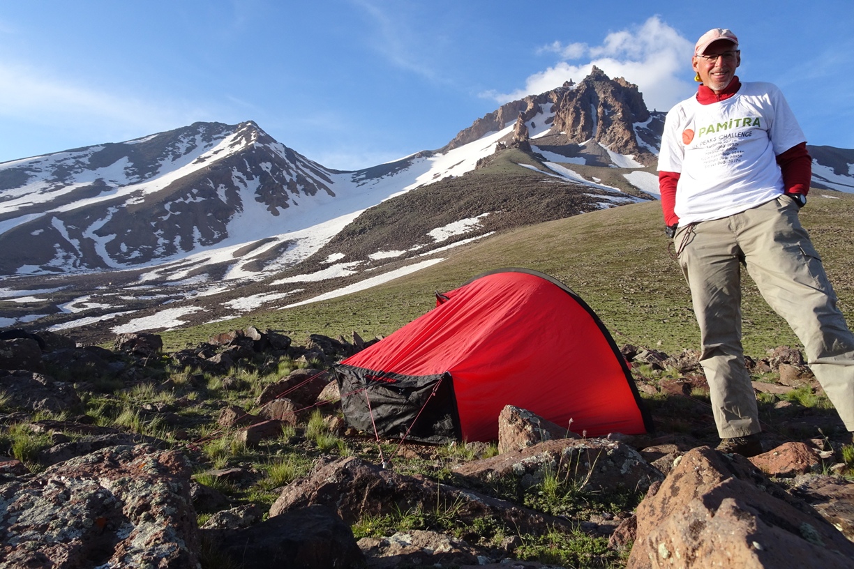 Erciyes’in güneybatı yamaçlarının altında çadırımı son defa kuruyorum.