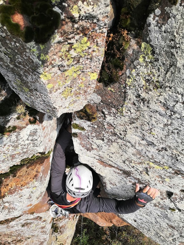 Burak'ın kalbi ağzında atsa da rotayı başarıyla gönderiyor.