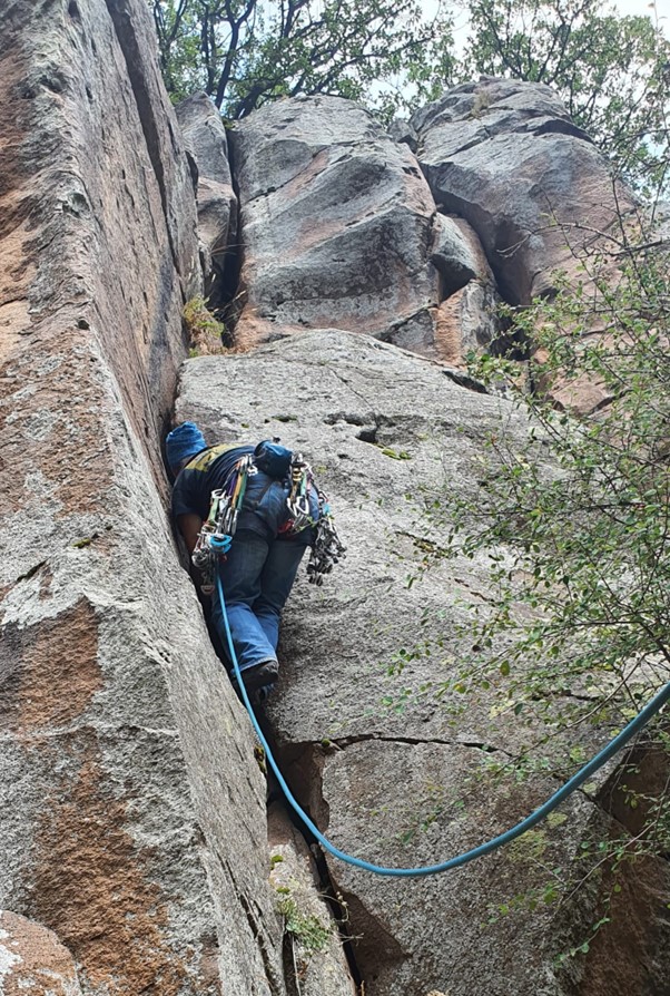 Supertramp tırmanıcıları bekleyen sıkı kilit yukarıda görülüyor. Sağda Cardiac Drift.