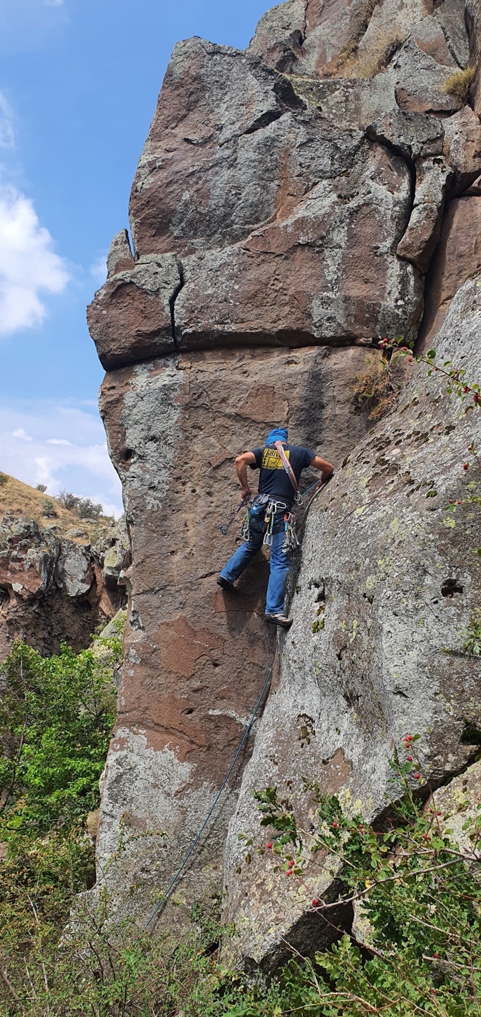 Yağmur sonrası önde muhteşem kaya arkada sıcacık güneş. Mis!