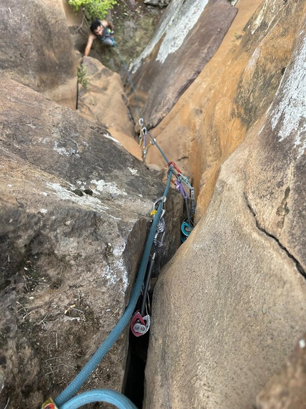 Veli hazır tırmanmak için emniyet ve komut bekliyor