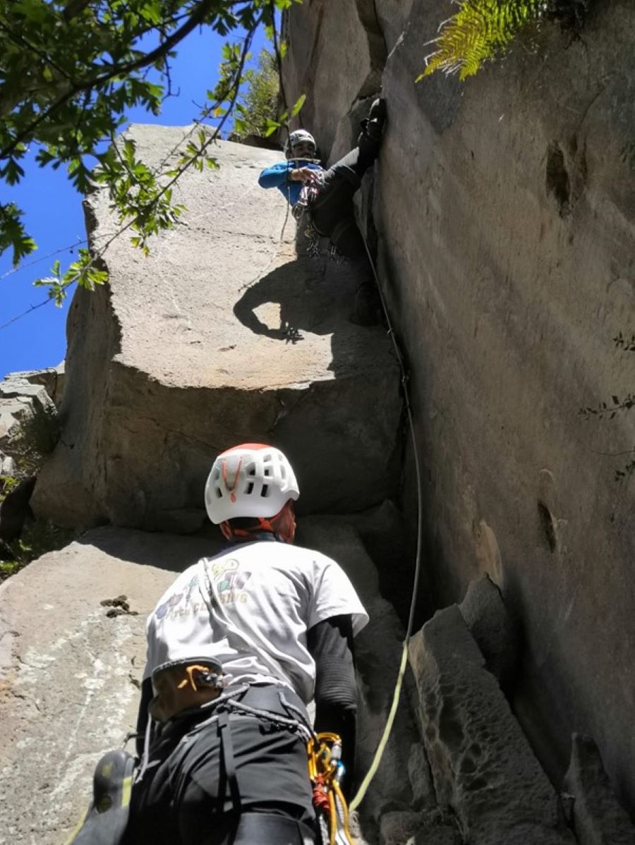 Burak tırmanırken Eren emniyette
