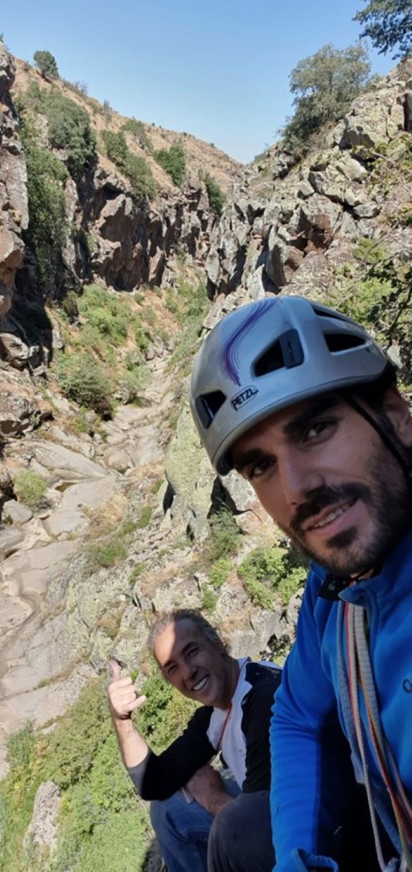 Tırmanış anısı bir özçekim. Burak ben ve yarimiz vadimiz.