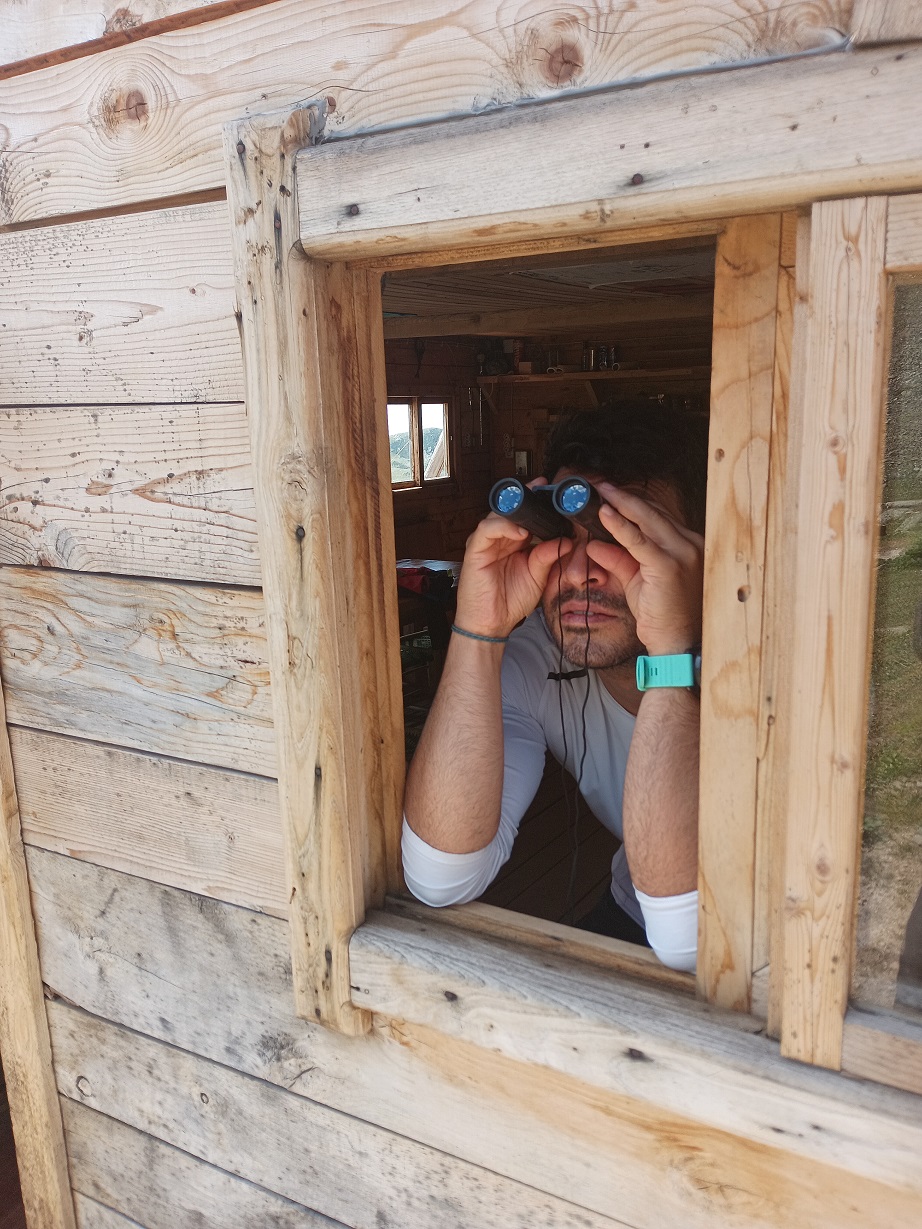 Eren kuleyi inceliyor