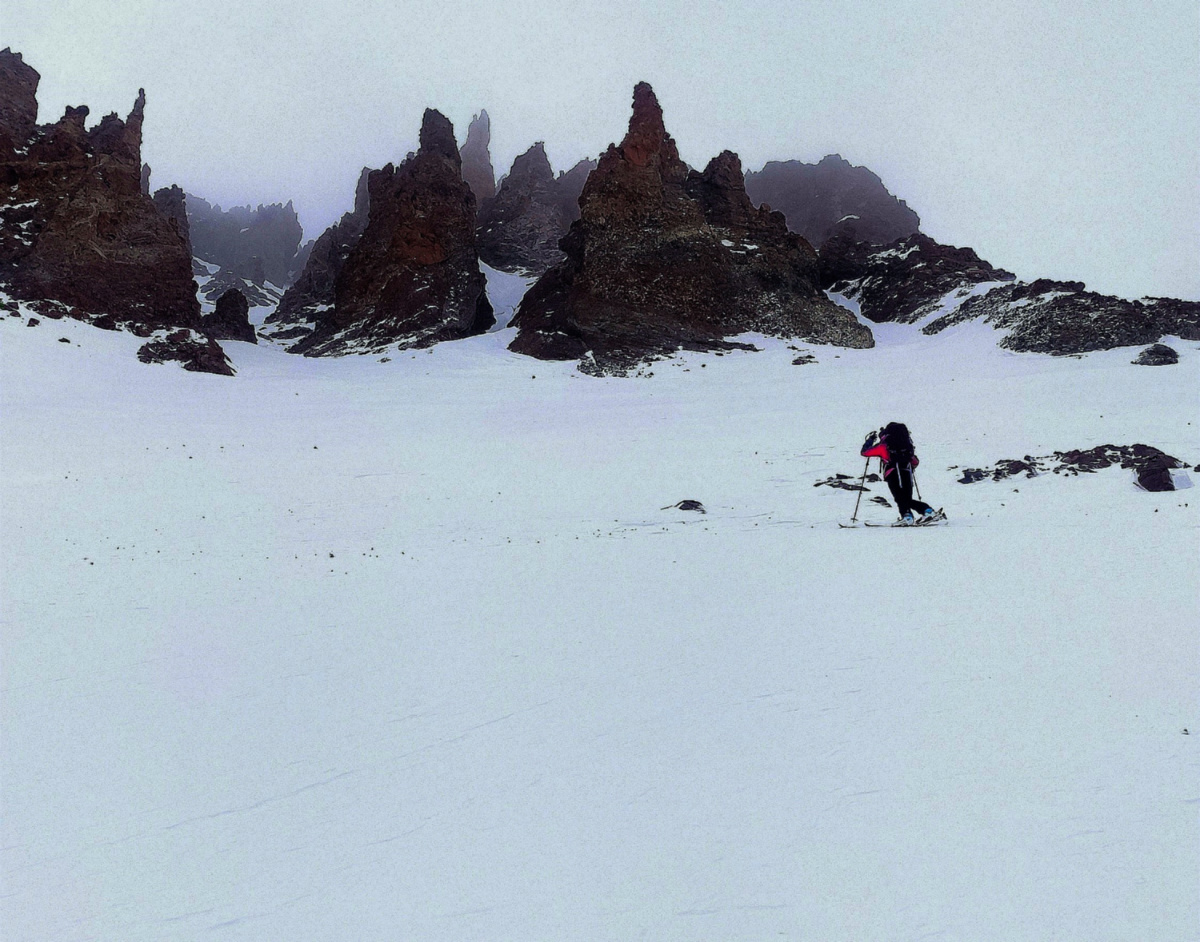 Erciyes'in volkanik kuleleri ve İsmet.