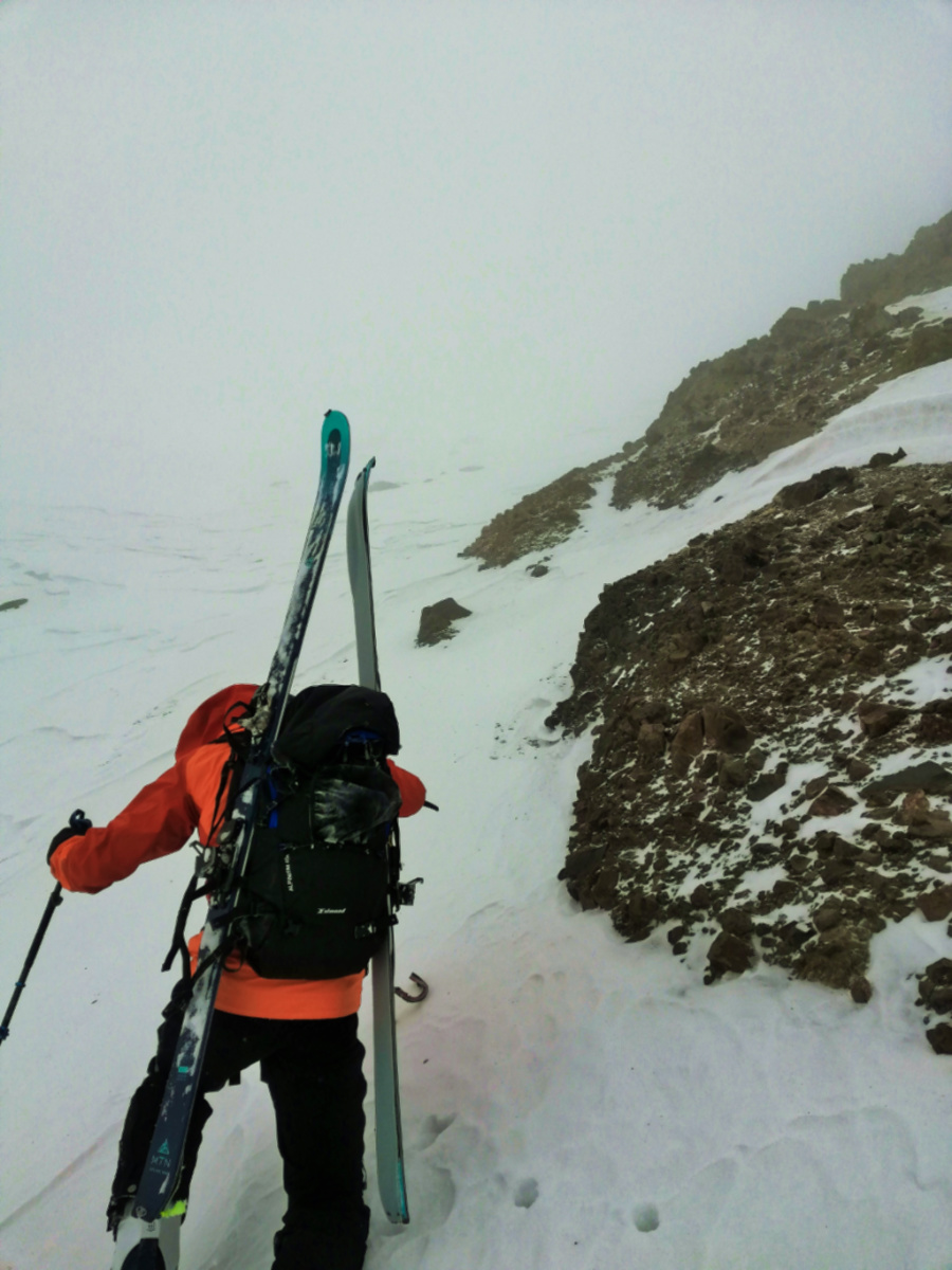 Karın sertleşip engebeli hale gelerek rotanın dikleştiği ve kayakları sırtımıza aldığımız yer.