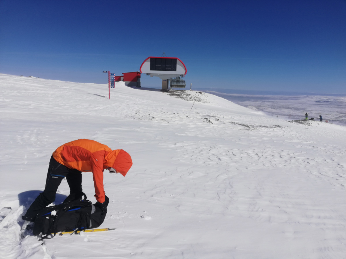Erciyes Kayak Merkezi Hitit Tesisleri Lifti'nden inip yürümeye başladığımız noktada Metin.