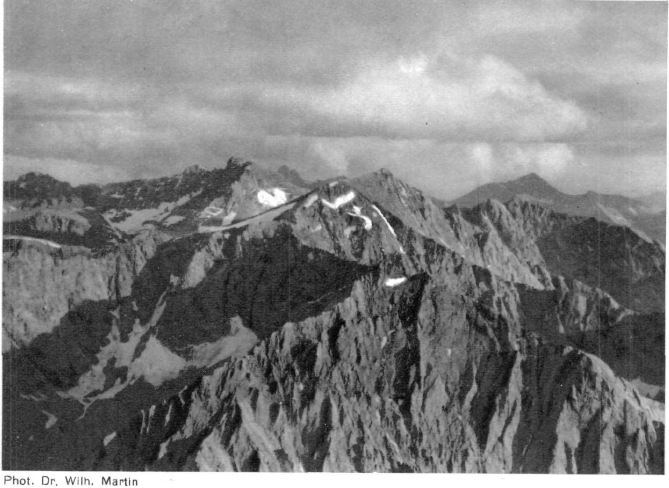 üney Aladağlar zirveleri. Ön planda Bozkaya sonra geriye doğru Emler Kızılkaya ve en arkada Alaca ve Kaldı. Fotoğraf Schweizer Alpen-Club SAC yayın organı “Die Alpen”in müsaadesi ile yayınlanmıştır.