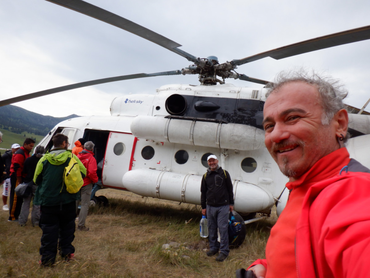 Ekip helikoptere binerken.
