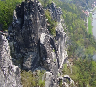 Crucifix rotasını barındıran dikitin uzaktan görünümü.