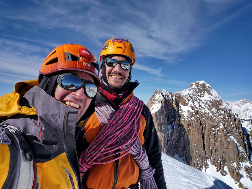 Efecan ve Tunç Taştepe zirvede. Geri planda Kaldı görülmekte