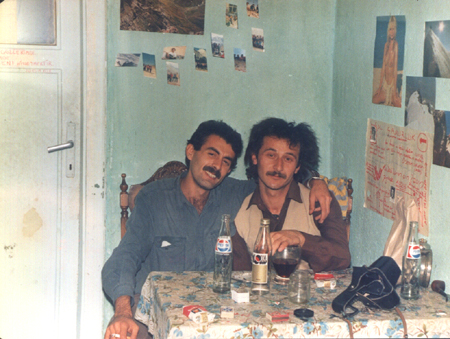 Orhan Ozcalik ve Kamil Erciyes Ankara Demirlibahce mevkiindeki evlerinde içiyorlar ve daha da güzelleşiyorlar.