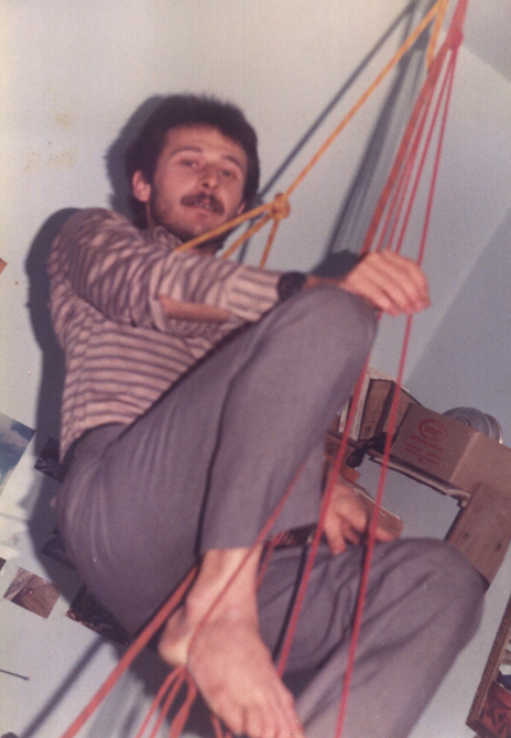 Orhan Özçalık evde prusik çalışması yapıyor.