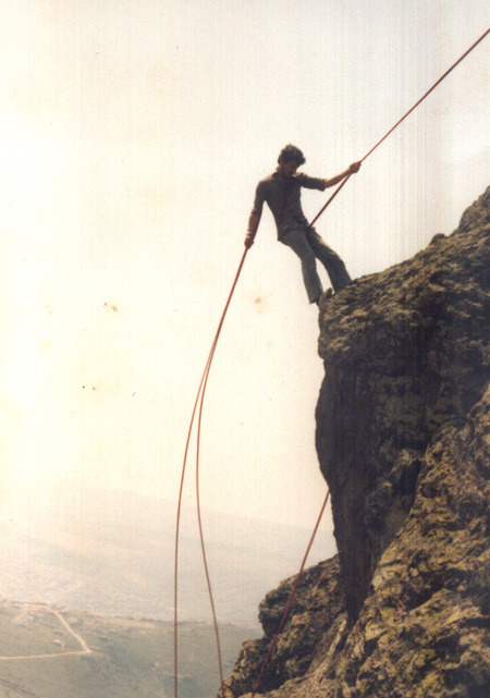 Orhan Özçalık Dülfer yöntemi ile ip inişi yapıyor.