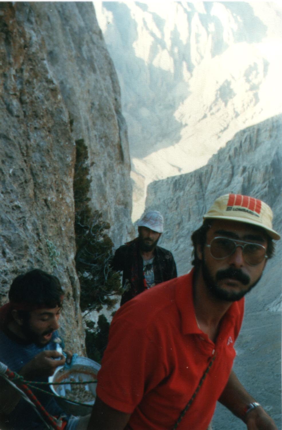 Ufuk Özgöz baretinin içindeki akşam yemeğini kaşıklıyor. Arkada Orhan Özçalık en önde ise Alpaslan Kara.