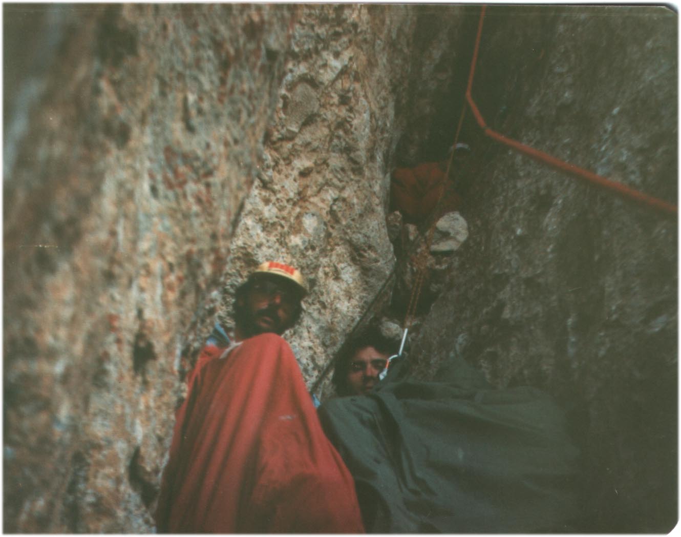 Ekibin geceyi geçirdikleri -bivak attıkları- çatlak