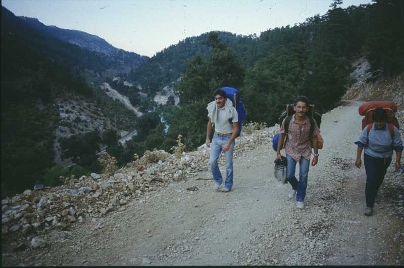 Amaç Eğridir Kovada Gölü'nden güneye doğruca Antalya’ya inen bir yürüyüş yolu çıkarmaktı. Resimde Kovada Milli Parkı'na girerken.