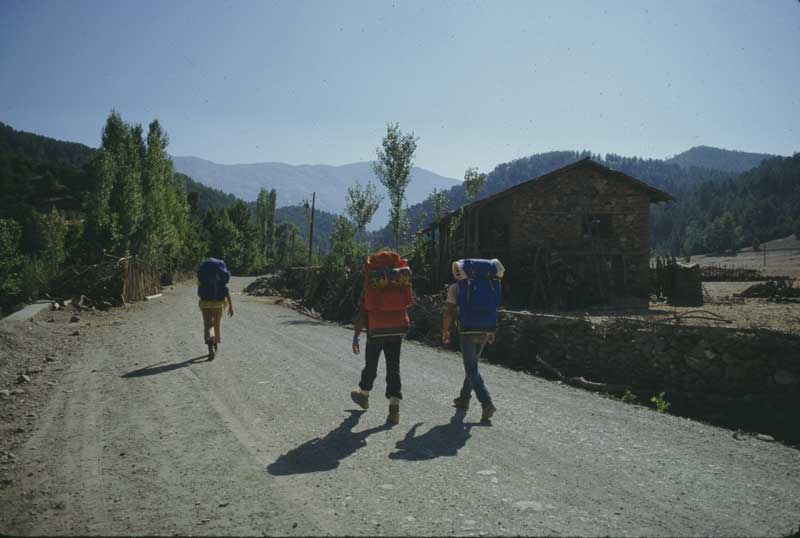 Yolda yürüyüş halindeyiz.
