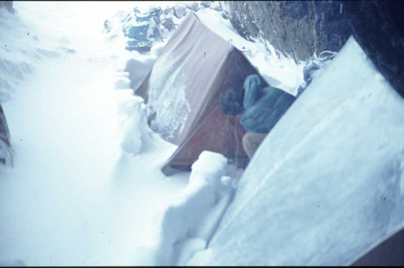 Çünkü elimizdeki çadırlar bunlar. Burada bir fırtına yiyiyoruz.