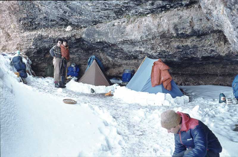 Çadırları ancak kelerlere kurarsak dayanıyorlar.