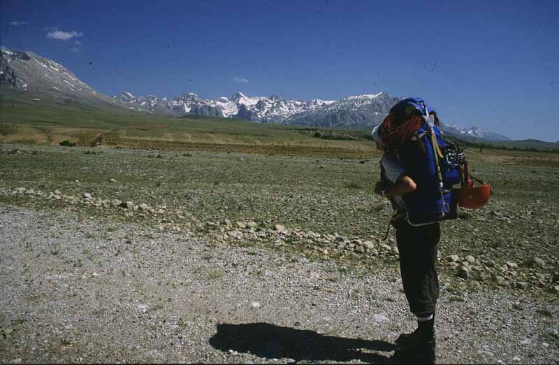 1981 Haziranı'nda hiç olmadığı kadar iyi bir donanımla geldik. İki tırmanış gurubumuz vardı. Ben İskender Erbil ile gelmiştim Demirkazık'a çıkacaktık. Diğer gurup ise Alaca yaptı.