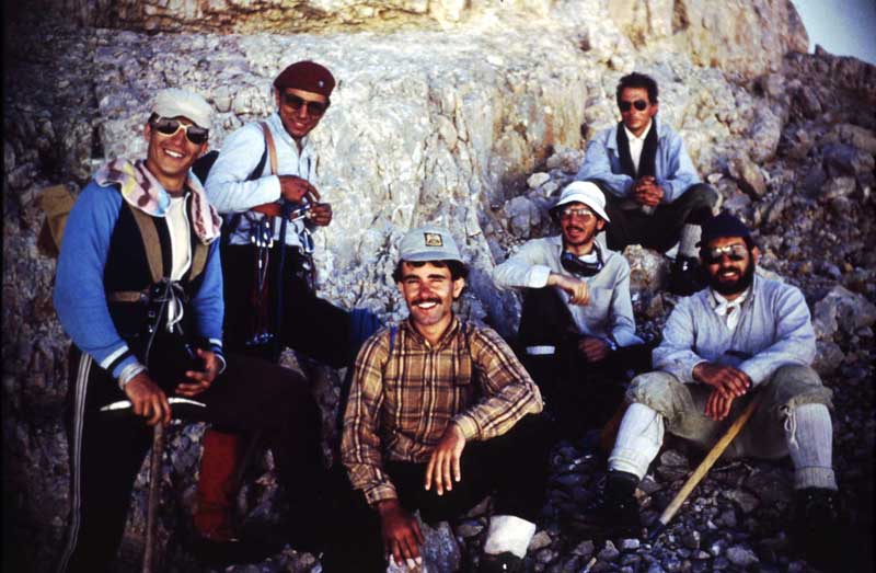 Yedigöller'de Direktaş’a çıkıyoruz. Resmin bize göre solundaki Erden Eruç. Kasla tüm dünyayı dolaşan adam.