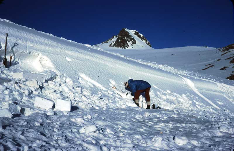 Sabah kahvaltısı hazırlığı. “Taş Ocağı” hemen solumuzda ve kesilen tuğlaların izi görülüyor. Arkada Kazan kaya. Orada tırmanış eğitimi de yapacağız.