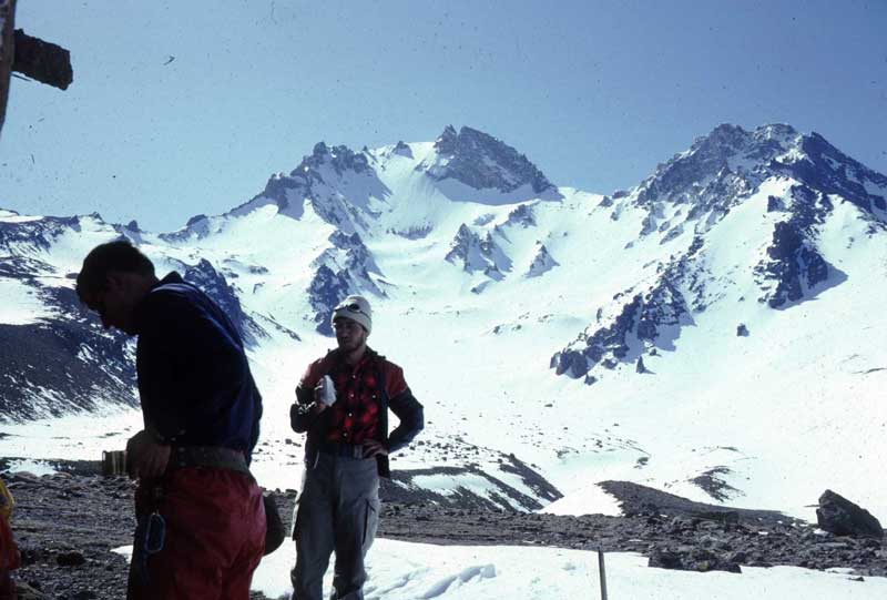 BÜDAK’ı 1974’te kuran Zafer Yamaner (solda) bizi alıp Erciyes Buzul'a götürdü. Her yandan çığ düşüyordu dumura uğradık.