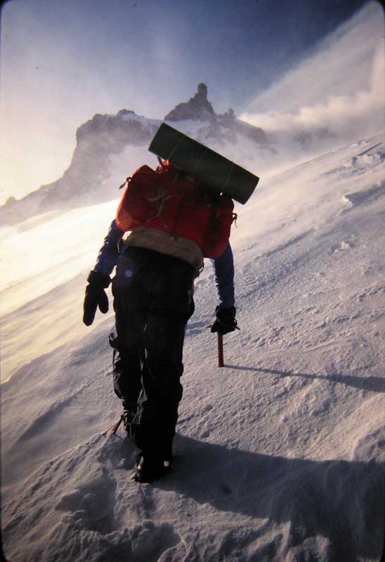 Buzulun sol yanındaki sırttan zirveye giderken fırtına iyice artıyordu.