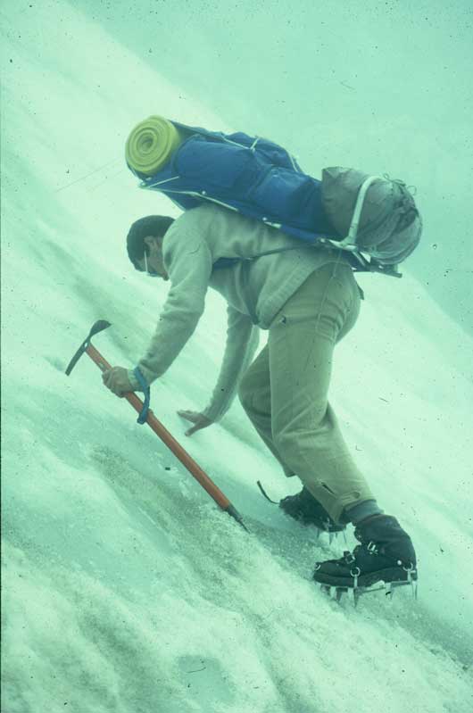 Haluk Seyhanoğlu Kaçkar silsilesinde 3700 metrede bir buzulu aşıp güneye gitmeye çalışıyor. Tabii ben de! Bir dakika sonra krampon orta demiri kırılacak.