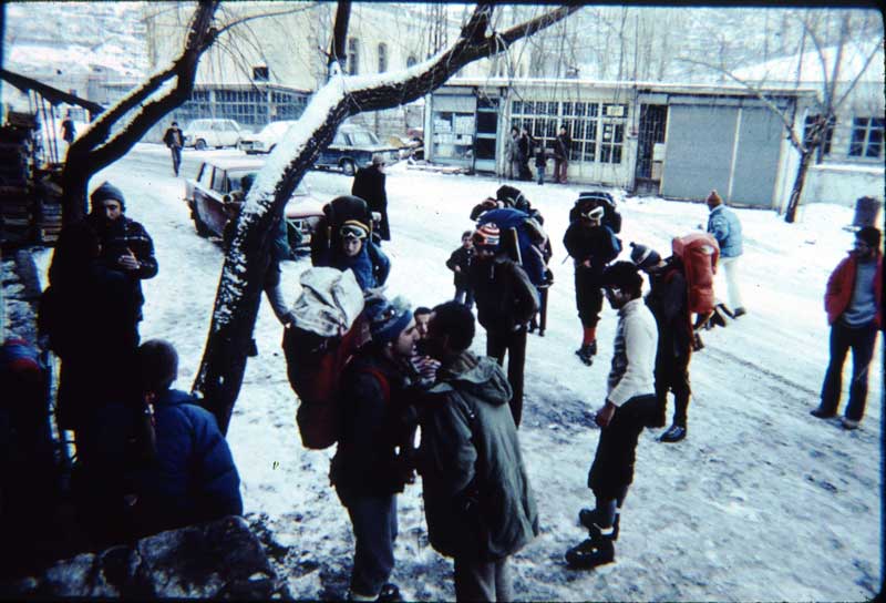 Kayseri Hacılar ilçesinde bir kahvehanede ikinci ekip dağdan inen birinci ekipten malzemeleri devralıyor.