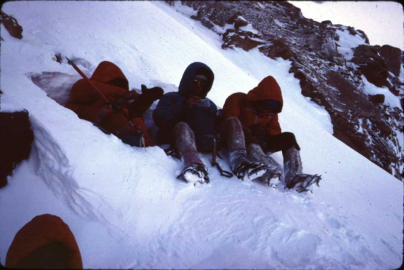 Ekip tarak kayalarda kazdığı platformda dinleniyor.