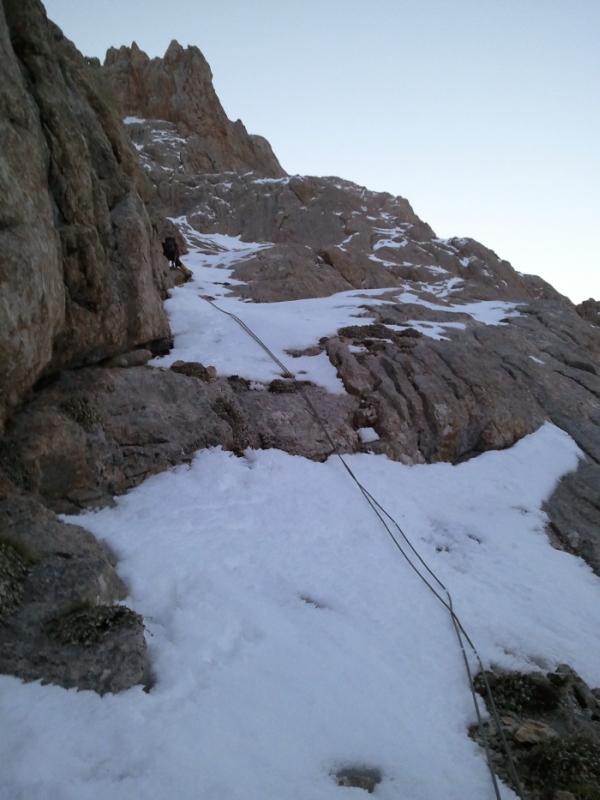 Yücel 3. ip boyunda tırmanıyor.