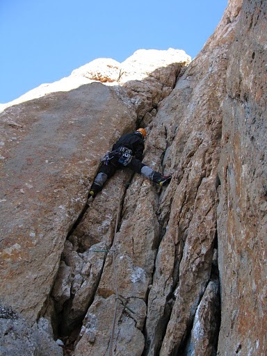 Burak kilit ip boyunda.