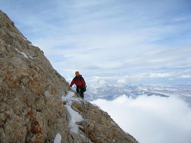 Burak kapıya geliyor.