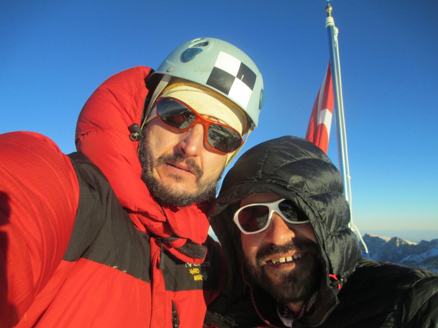 Demirkazık zirvede Güçlü Özen Serkan Ertem.