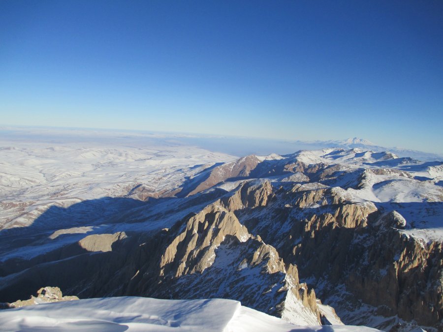 Zirveden manzara altta Küçük Demirkazık uzaklarda Erciyes.