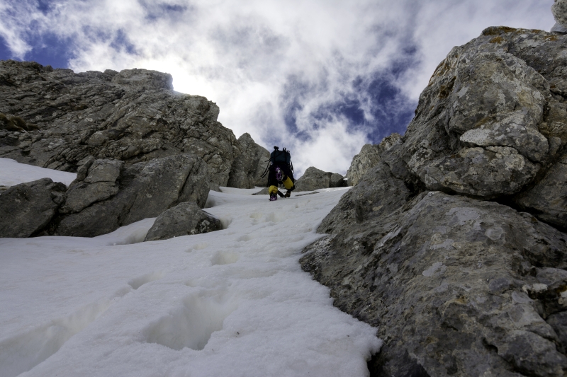 Kara Kilit rotasının dik kısımlarından birinde Kemal Dumanlar tırmanırken görülüyor