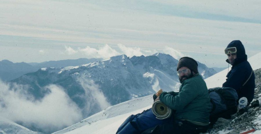 1985 Aralık ayında Alaca tırmanışında verilen molada arkada Karanfil Dağı görünüyor